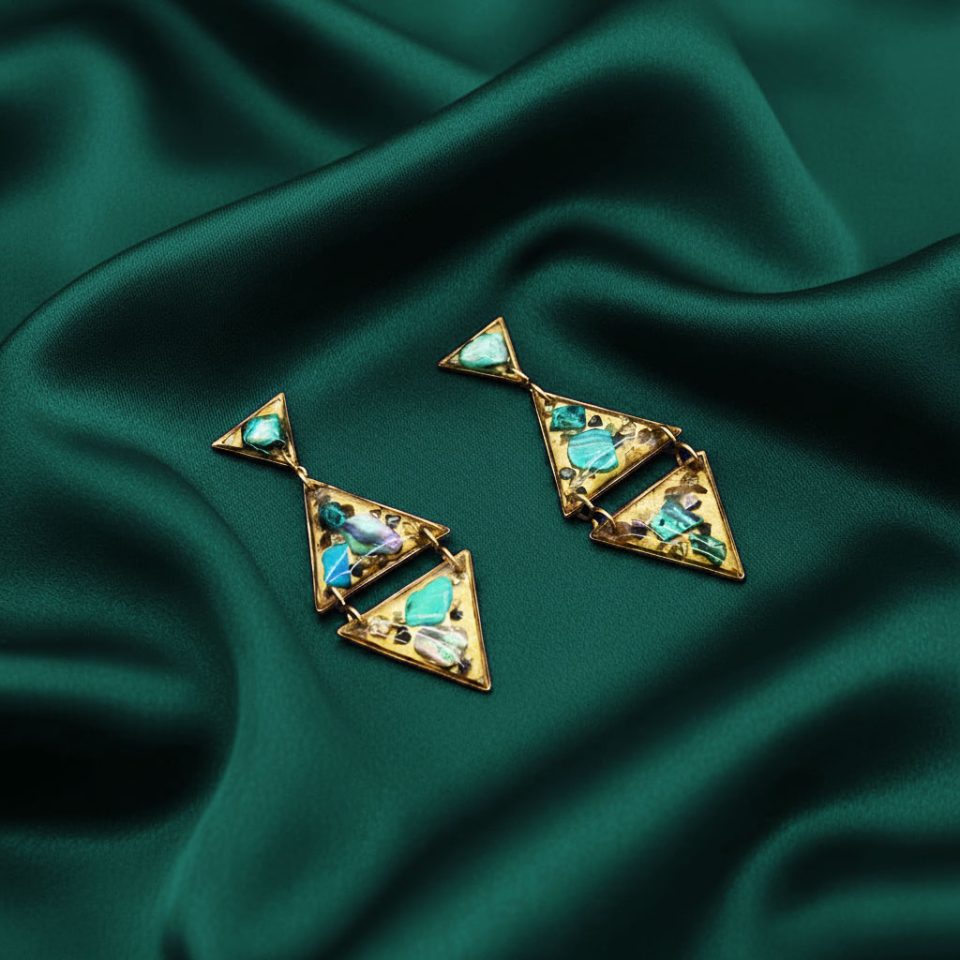 Gli orecchini Cupa Éclat uniscono materiali naturali e dettagli luminosi in un design
elegante e contemporaneo. La resina artistica racchiude frammenti di conchiglia di
abalone, foglia d'oro e piccoli frammenti di vetro che creano riflessi iridescenti unici.
Perfetti per dare luce al viso con un accessorio raffinato ma originale.